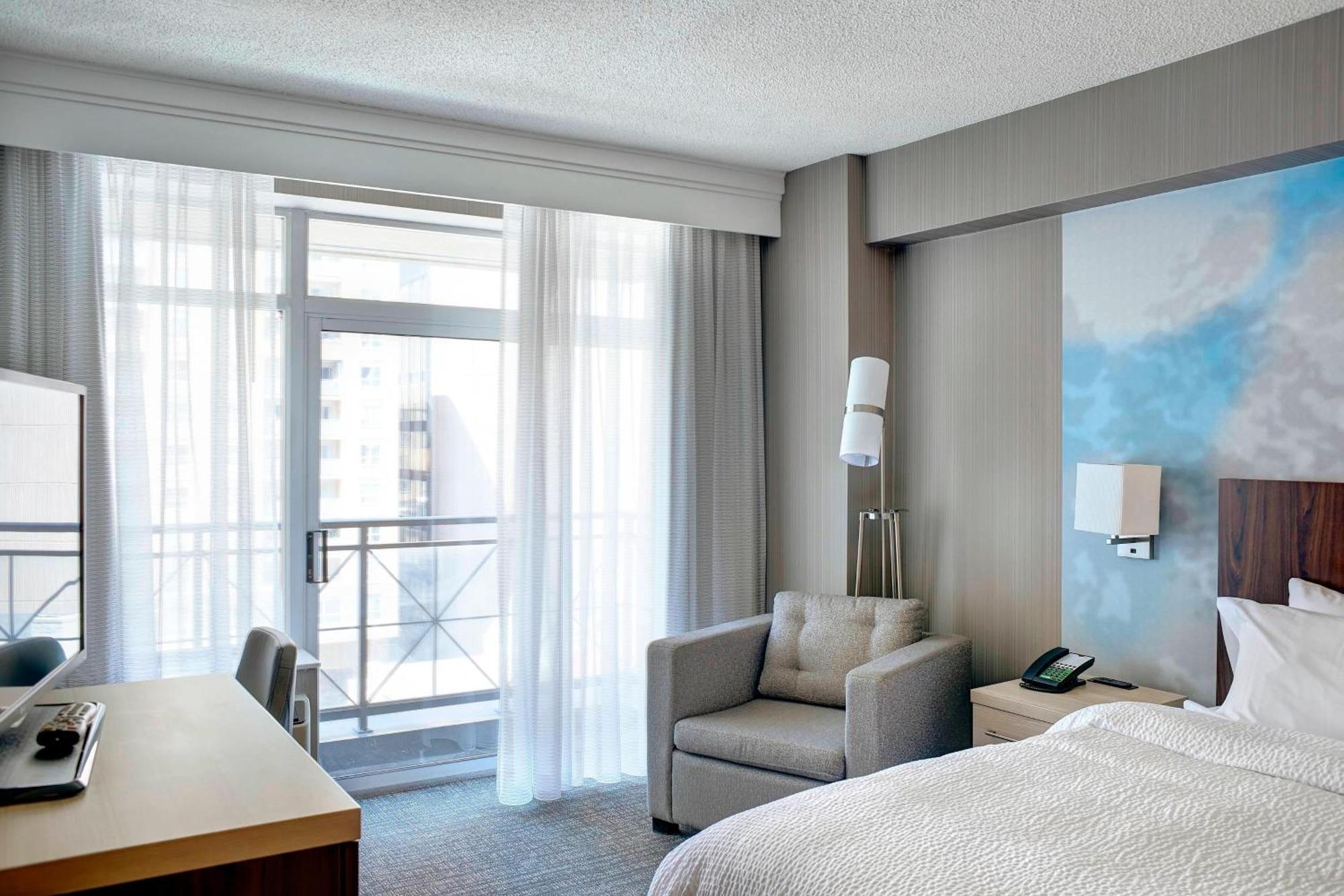 Courtyard By Marriott Toronto Downtown Hotel Exterior photo